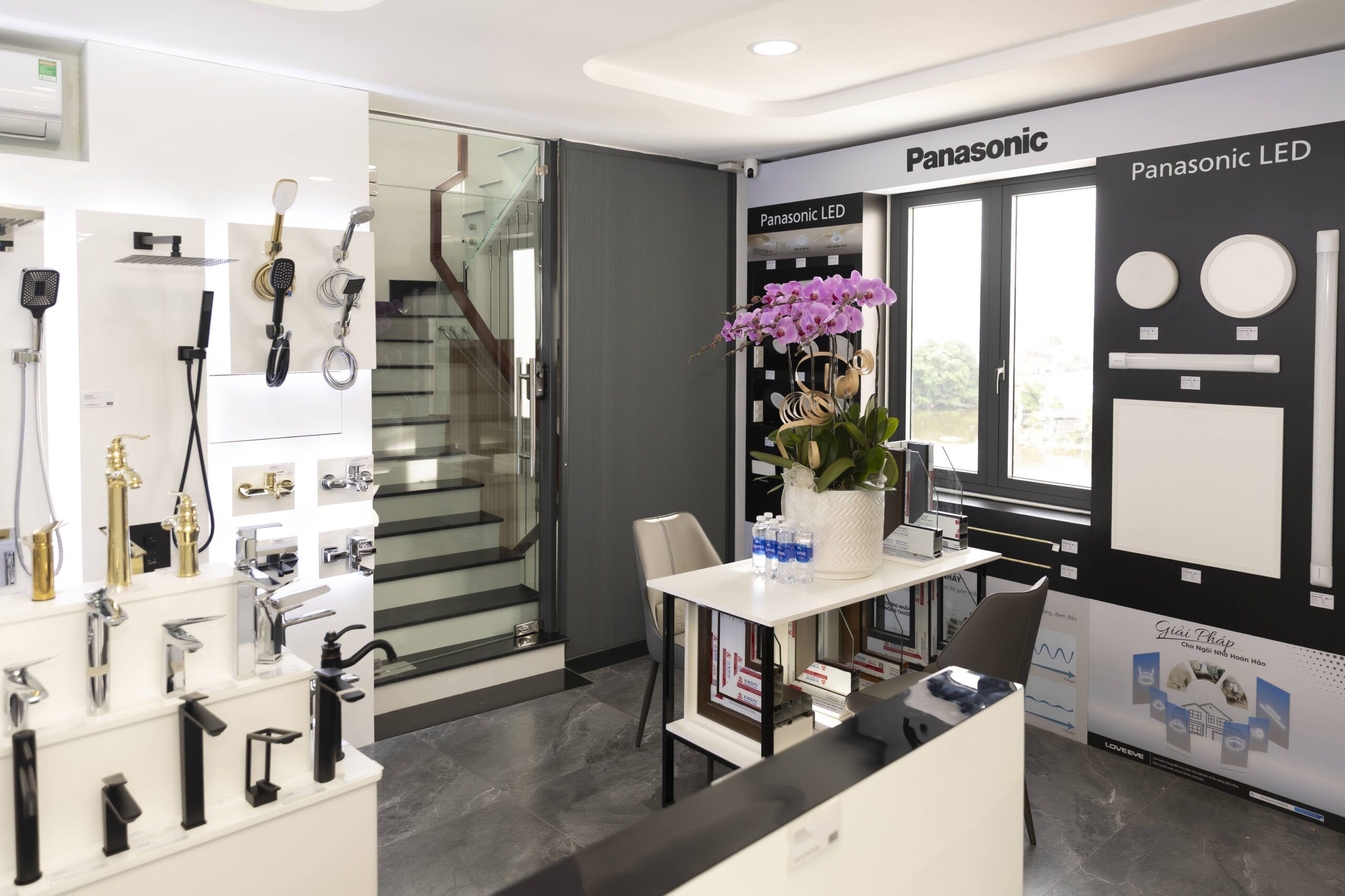 showroom khai trương