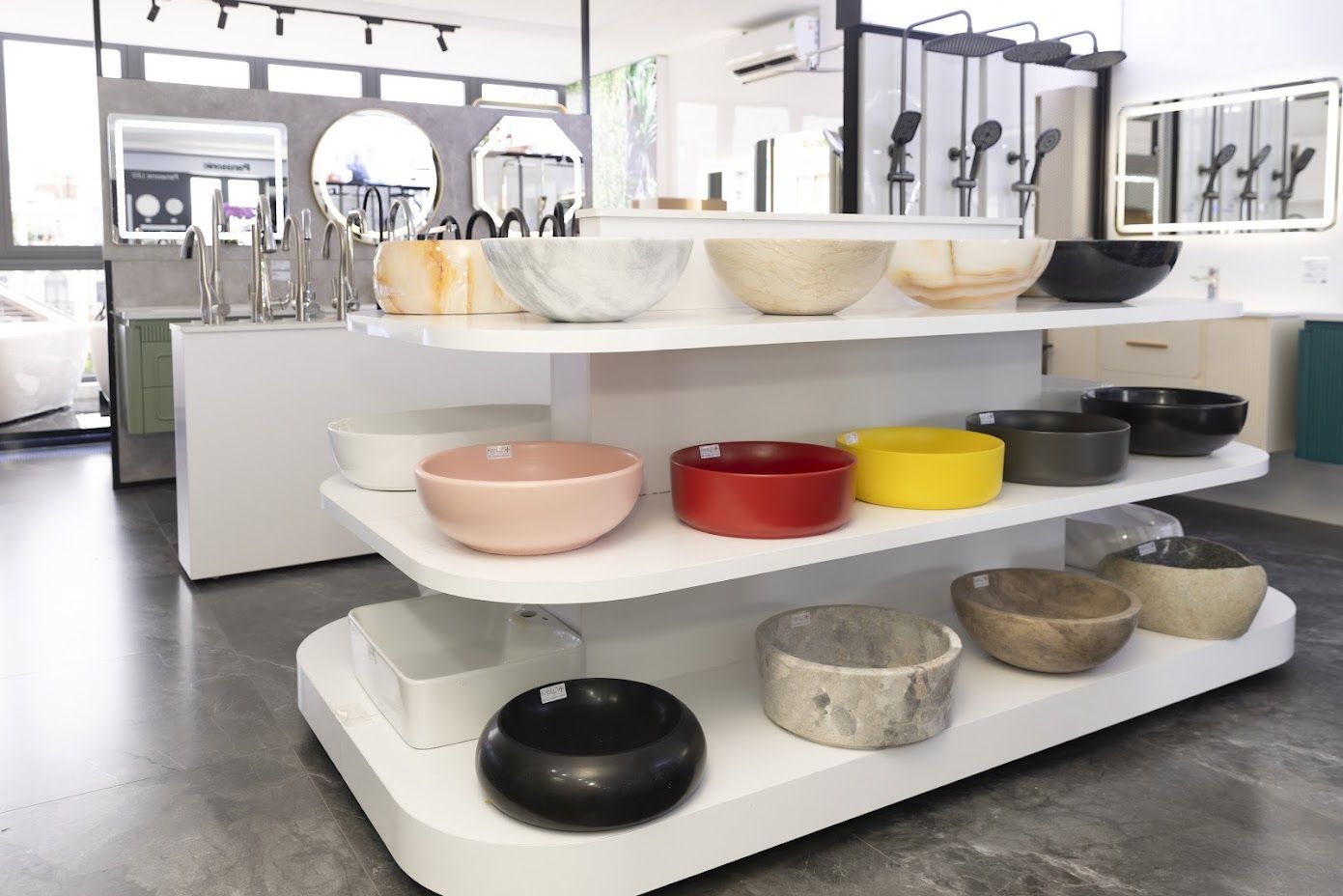 showroom khai trương