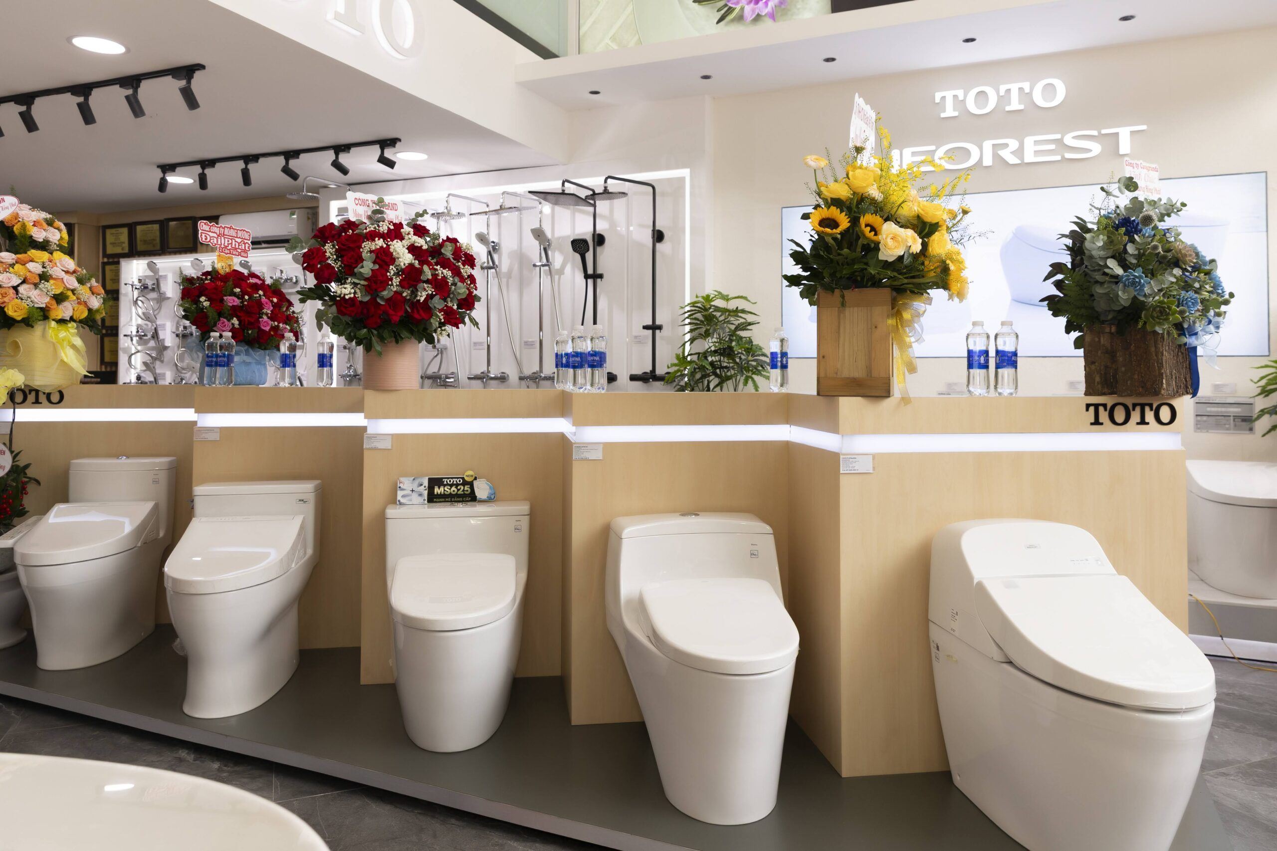 showroom bồn cầu