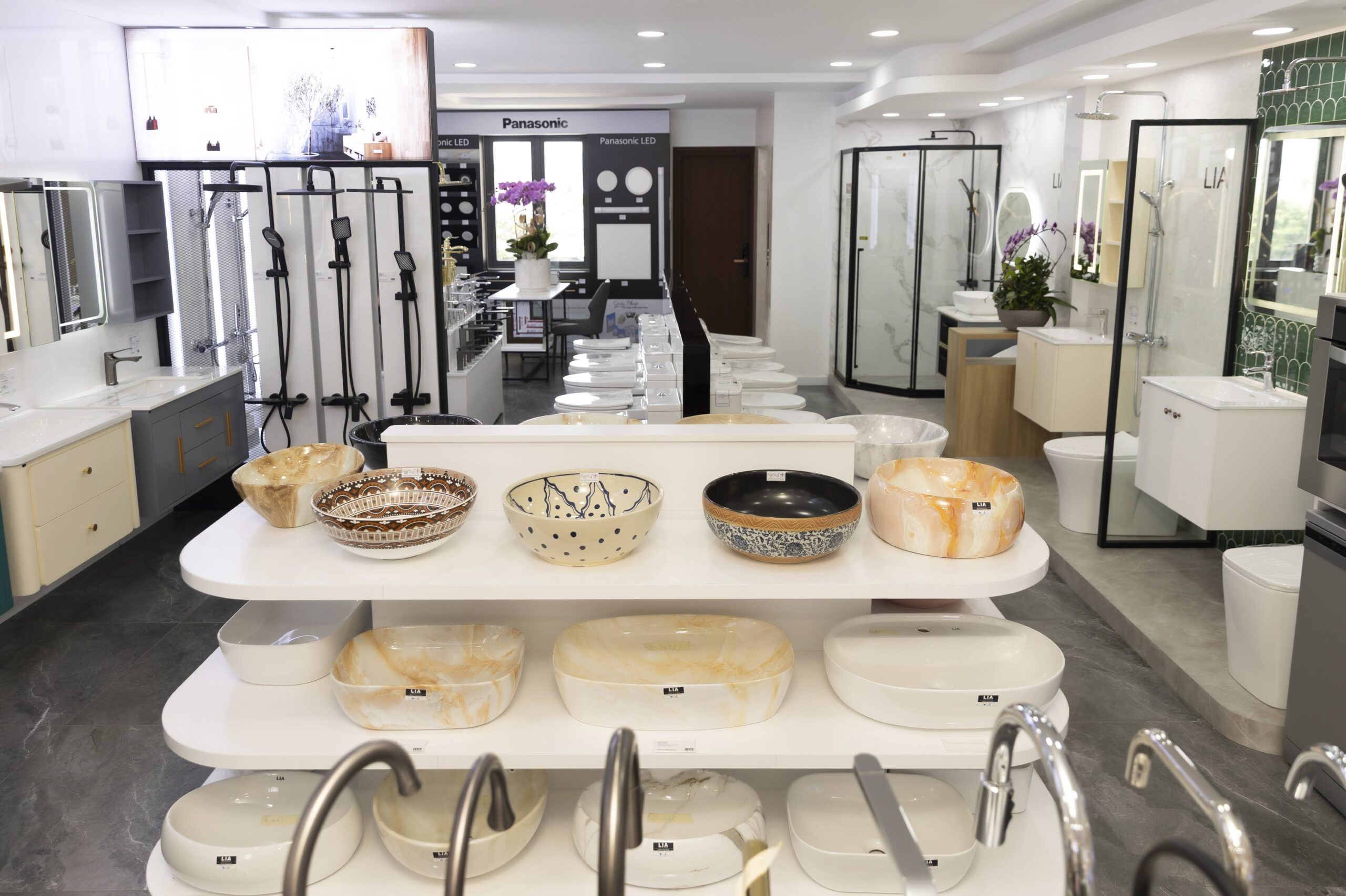 showroom khai trương