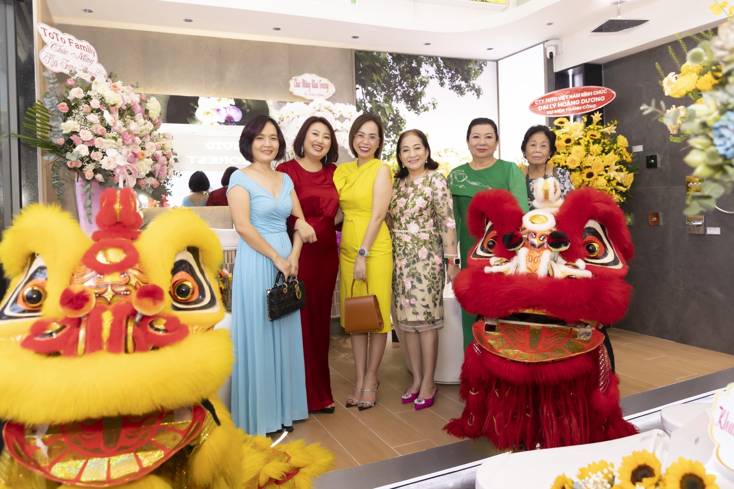 showroom khai trương