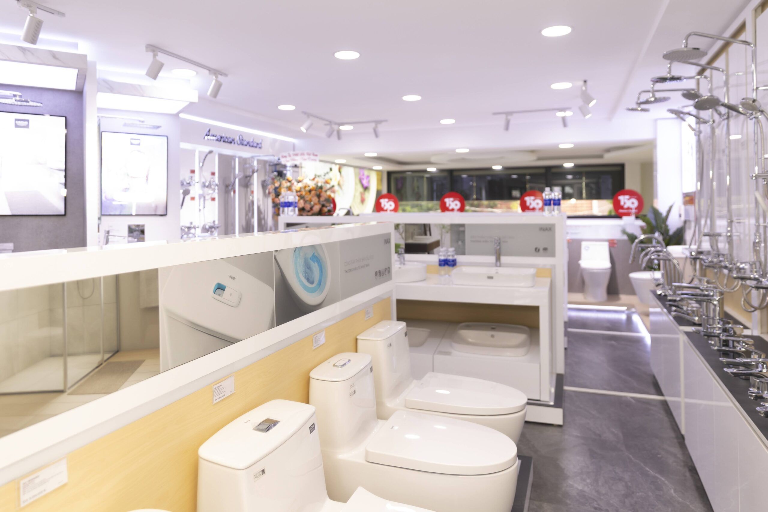 showroom khai trương