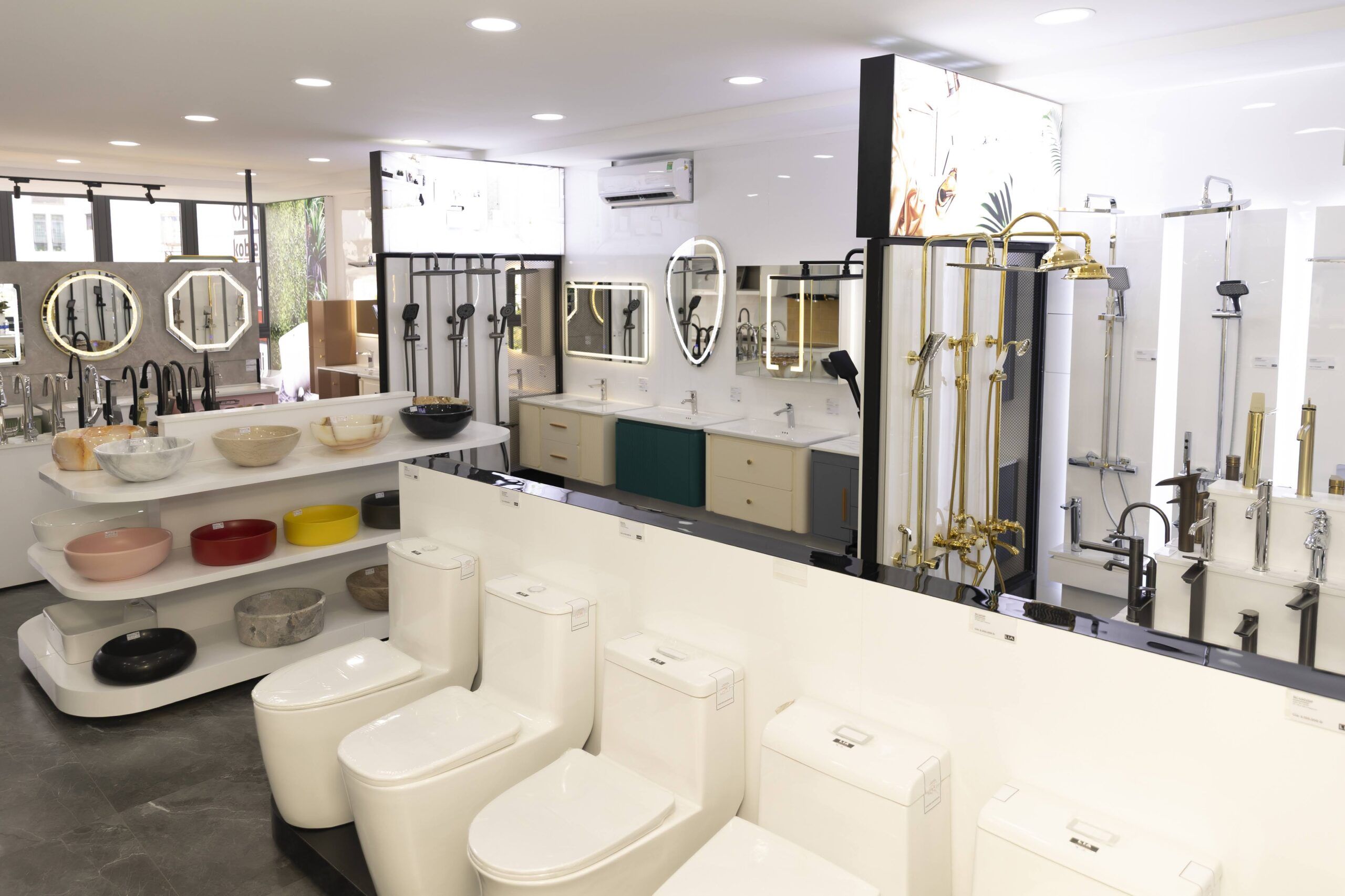 showroom khai trương